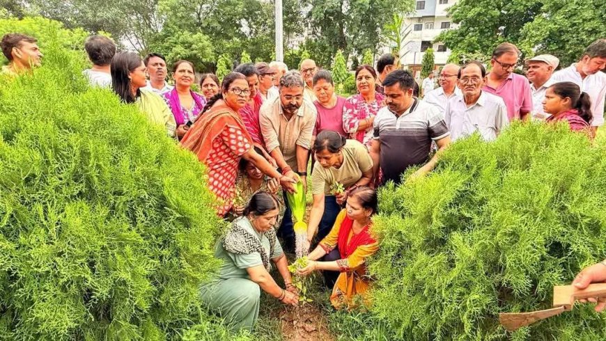 ‘एक पेड़ मां के नाम’ के संकल्प के साथ आगरा में चला वृक्षारोपण महाअभियान