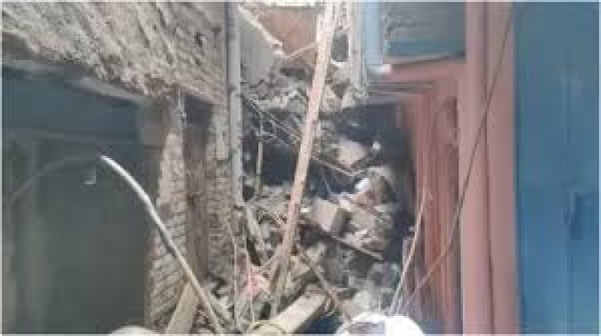 दिल्ली में चार मंजिला इमारत गिरी, 12 लोगों के दबे होने की आशंका