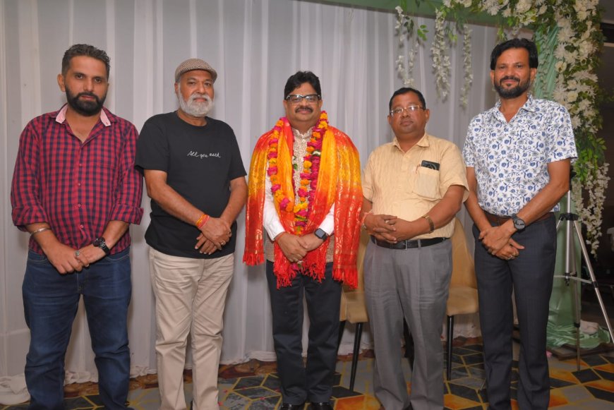 आगरा में एक समारोह में सम्मानित हुए संभागीय परिवहन अधिकारी, ट्रांसपोर्ट जगत ने दी भावभीनी विदाई