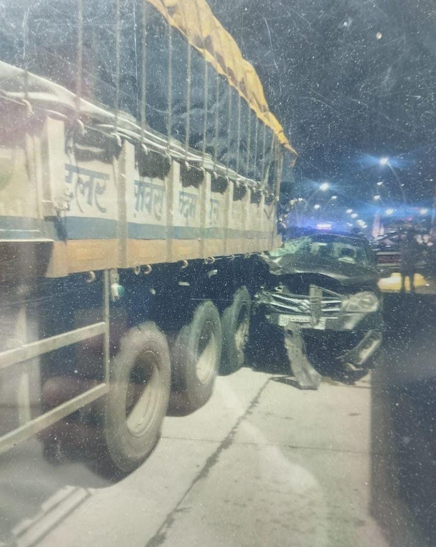 आगरा में एक्सप्रेसवे पर पीछे से टकराने के बाद फंसी कार को कई किमी तक घसीटता ले गया ट्रेलर, चार घायल   