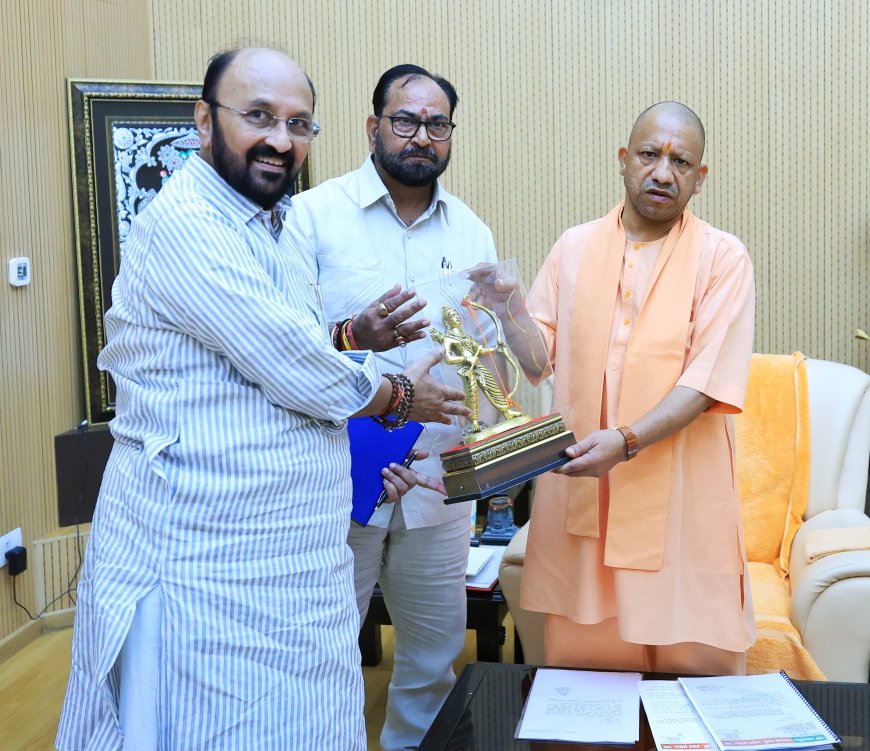 नक्षत्रशाला भूमि पूजन के लिए सीएम योगी को आमंत्रण, आगरा के बैराज समेत कई योजनाएं रखीं मंत्री ने