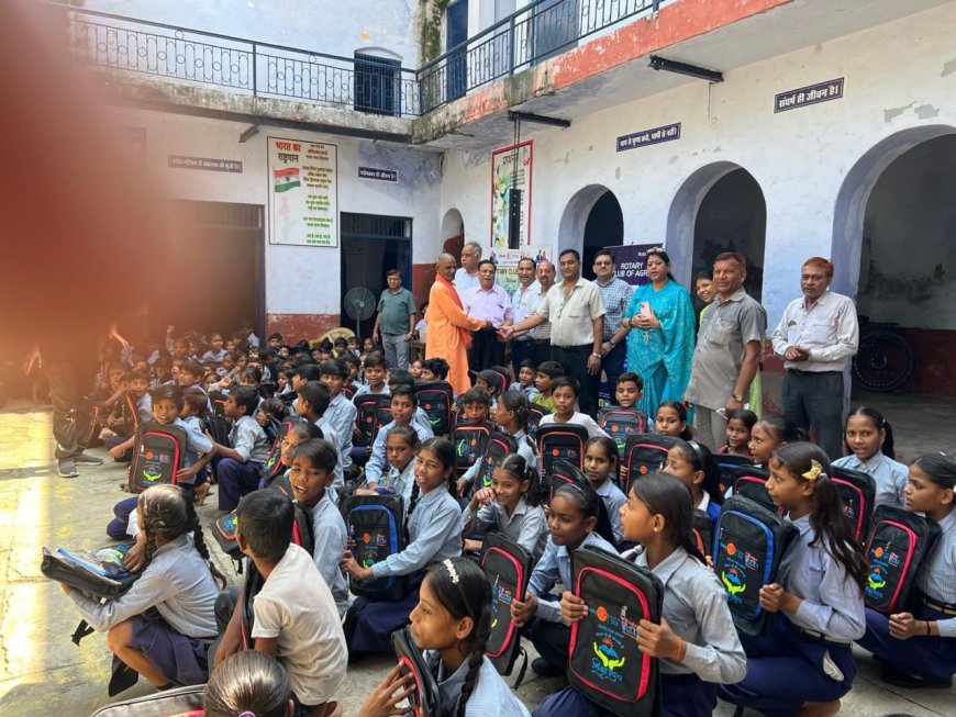 स्माइल के साथ सुबह की शुरुआत: रोटरी क्लब ने दिए बैग तो खिल उठे बच्चों के चेहरे