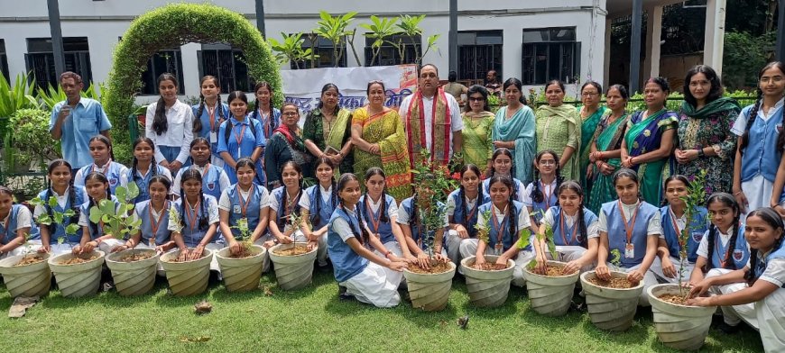 राष्ट्र सेविका समिति ने छात्राओं संग किया वृहद वृक्षारोपण: एक पौधा मां के नाम, एक शहीद के नाम