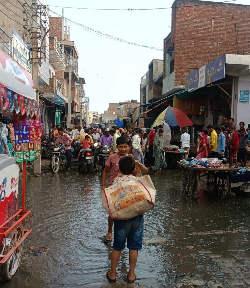 रुनकता बाजार जलभराव की चपेट में, दुकानदार और ग्रामीण बेहाल