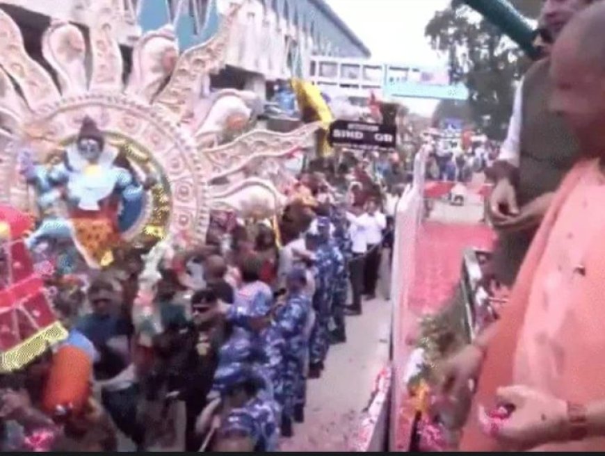 सीएम योगी आदित्यनाथ ने मेरठ-गाजियाबाद में कांवड़ियों पर की फूलों की वर्षा