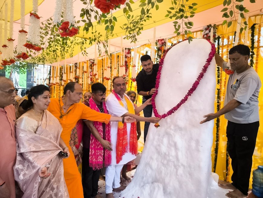 बल्केश्वर मेले में बर्फ की सिल्लियों से बनी बाबा अमरनाथ की भव्य झांकी बनी श्रद्धा का केंद्र
