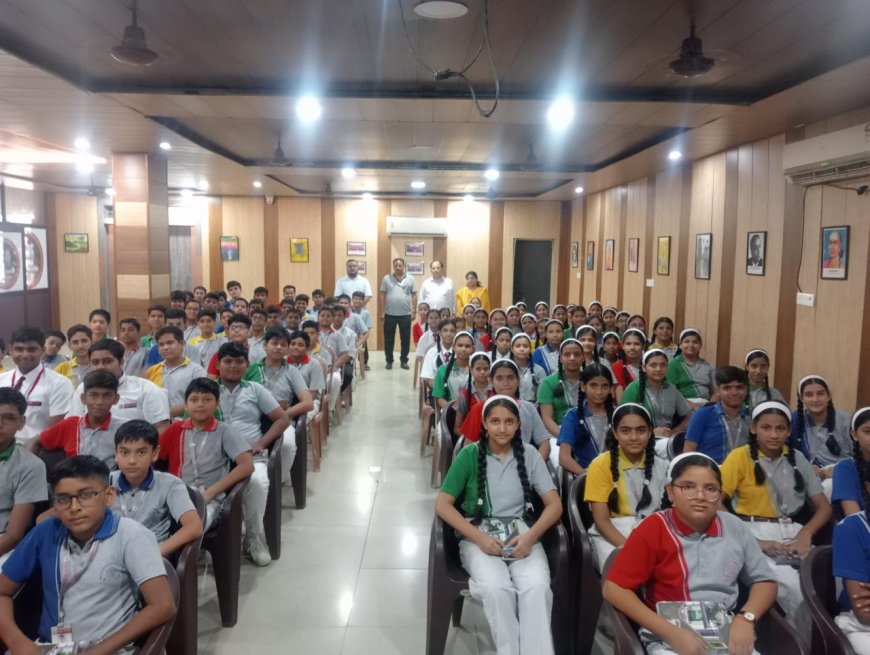 बच्चों ने जाना मेट्रो का विज्ञान और सीखी स्मार्ट यात्रा की कला, आगरा मेट्रो पहुंची मिल्टन स्कूल