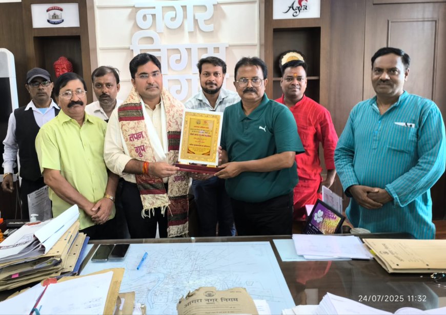 स्वच्छता में आगरा की उपलब्धि पर नगर आयुक्त का लीडर्स आगरा और तपन फाउंडेशन ने किया सम्मान