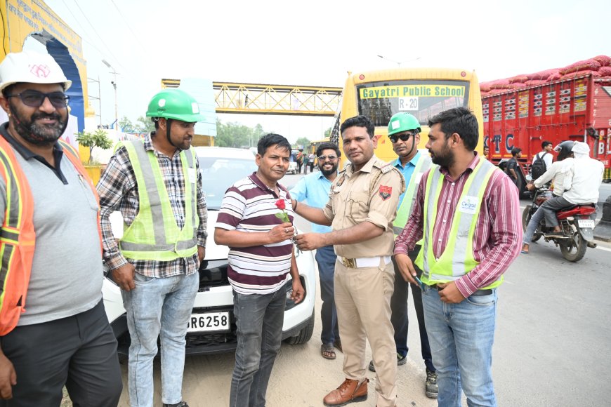 आगरा में रॉन्ग साइड चलने वालों को यूपी मेट्रो और ट्रैफिक पुलिस ने गुलाब देकर दी सड़क सुरक्षा की सीख