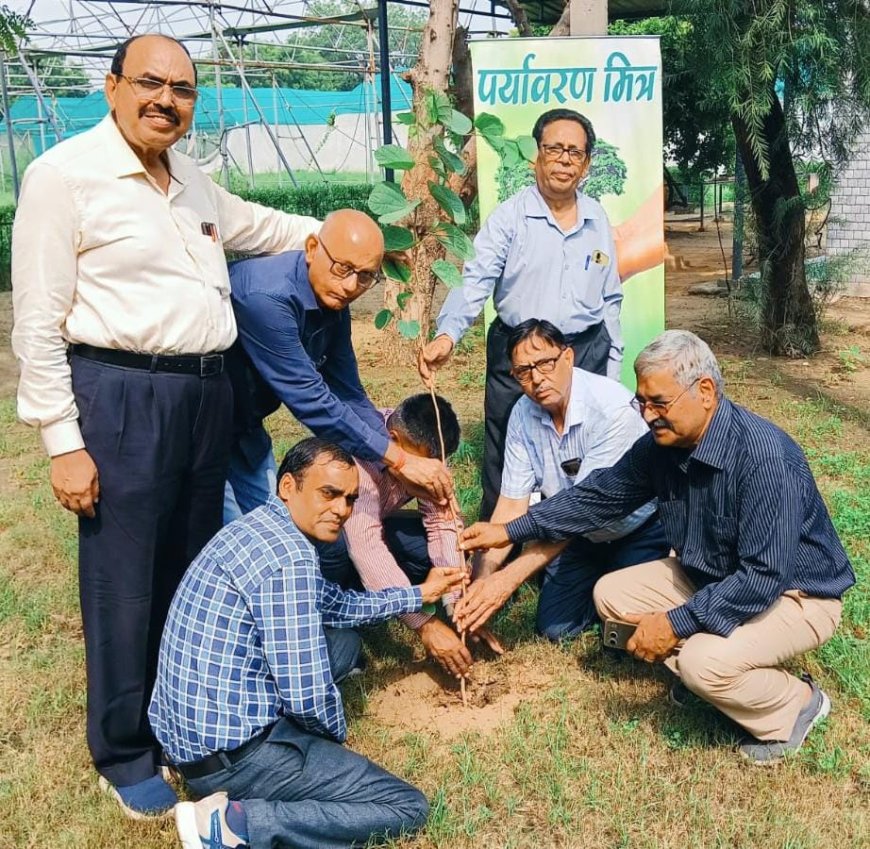 हरित आगरा अभियान में वृक्षारोपण हुआ. तुलसी वितरण से जागरूकता का संदेश