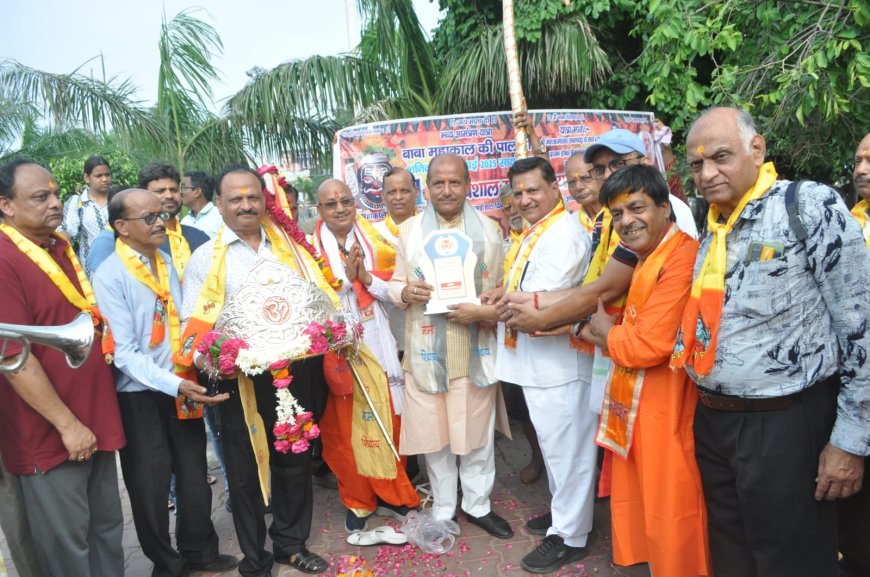 बाबा महाकाल के जयकारों संग आगरा से रवाना हुई आस्था भक्त मंडल की 11वीं उज्जैन यात्रा