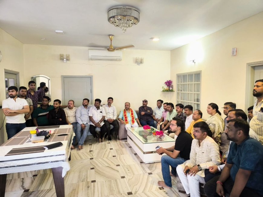 बल्केश्वर में बूथ पर भाजपाइयों ने सुनी पीएम मोदी के मन की बात, सांसद नवीन जैन भी मौजूद रहे