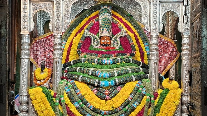 मोरपंख माला और रेशमी परिधान में सजे खाटू नरेश, सावन में शिव-श्याम भक्ति का अद्भुत संगम