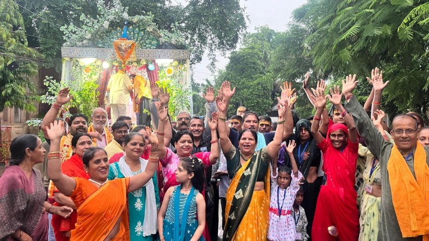 गिरिराजधरण के जयकारों संग आगरा से रवाना हुई गोवर्धन पदयात्रा, श्रद्धा में डूबे हजारों भक्त