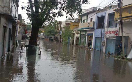 आगरा में ट्रांसपोर्ट नगर की हर सड़क पर दो-दो फुट पानी, नगर निगम की नाकामी से कारोबार ठप