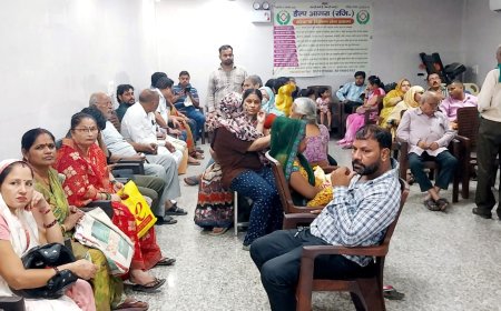 हेल्प आगरा ने बनवाए 53 बुजुर्गों के आयुष्मान कार्ड, 49 खाली हाथ लौटे 