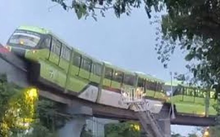 मुंबई में भारी बारिश, मोनो रेल फंसी, क्रेन से निकाले गए यात्री, कई इलाकों में बिजली बंद