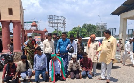 आगरा में घुटनों के बल चलकर डीएम कार्यालय पहुंचे किरावली नगर पंचायत कर्मी,  बहाली की गुहार