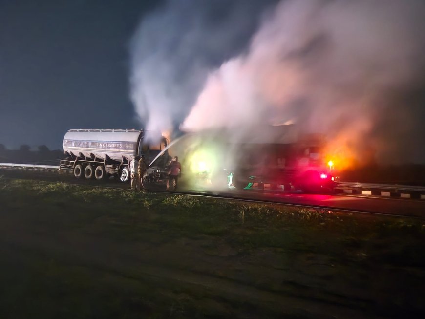 मथुरा में भीषण टक्कर के बाद धू-धू कर जले पेट्रोल टैंकर और खल से भरा ट्रक, चालकों ने कूदकर बचाई जान