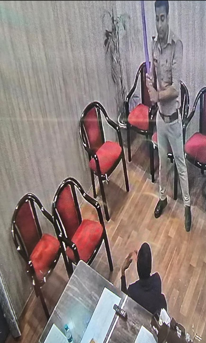 साथियों ने पहचान लिया पर आगरा पुलिस खुद के सिपाही को नहीं पहचान पा रही!