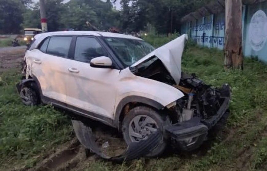 आगरा में तड़के सड़क पर पड़े पेड़ से कार-बस टकराई, तीन पुलिसकर्मी घायल, वाहन क्षतिग्रस्त