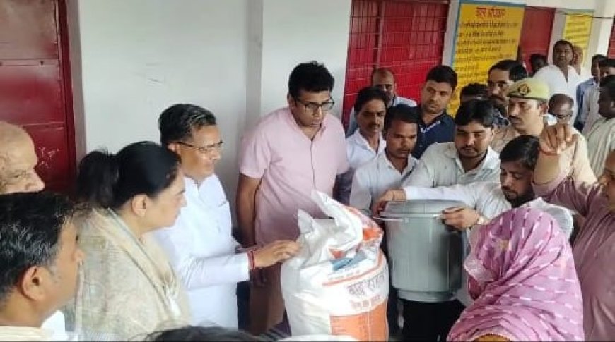 बाढ़ प्रभावित बाह क्षेत्र का प्रभारी मंत्री जयवीर सिंह ने किया दौरा, पीड़ितों को राहत सामग्री बांटी