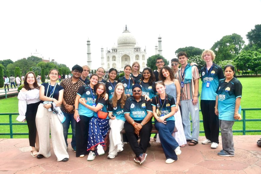 ताजमहल की सुंदरता से अभिभूत हुआ विदेशी युवाओं का दल, विश्व सिंधी सेवा संगम ने किया स्वागत