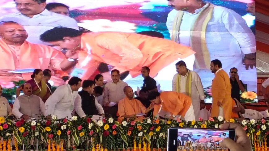 अलीगढ़ में गंदगी दिखने पर नाराज सीएम योगी बोले- मंडल मुख्यालय जैसा नहीं लगता शहर