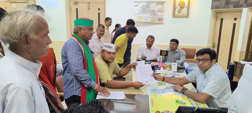 किरावली नगर पंचायत के बर्खास्त कर्मचारियों ने डीएम से लगाई गुहार, कलक्ट्रेट में धरना-प्रदर्शन भी