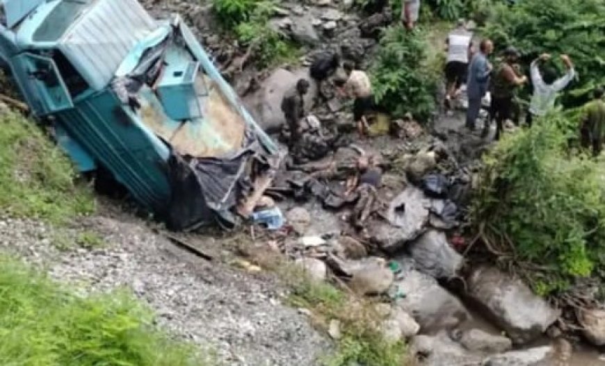 ऊधमपुर में सीआरपीएफ का वाहन खाई में गिरा, तीन जवानों की मौत, 15 घायल