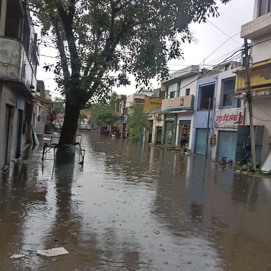 आगरा में ट्रांसपोर्ट नगर की हर सड़क पर दो-दो फुट पानी, नगर निगम की नाकामी से कारोबार ठप