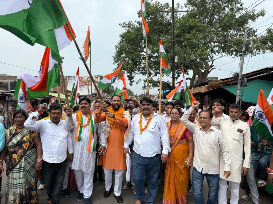 शिवाजी मंडल की तिरंगा यात्रा में युवाओं ने दिखाया जोश, जगह-जगह पुष्प वर्षा से हुआ स्वागत