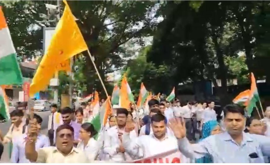 एसएन मेडिकल कॉलेज की तिरंगा यात्रा में उमड़ा देशभक्ति का जज़्बा, छात्र-छात्राओं ने दिखाया जोश