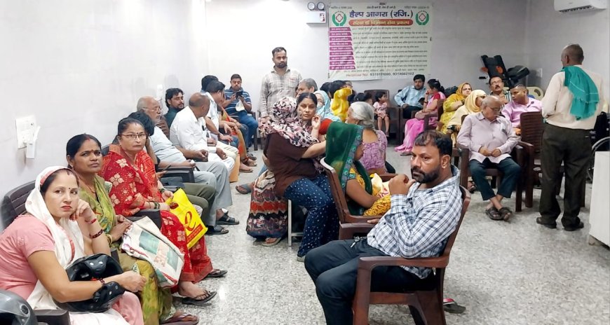 हेल्प आगरा ने बनवाए 53 बुजुर्गों के आयुष्मान कार्ड, 49 खाली हाथ लौटे 