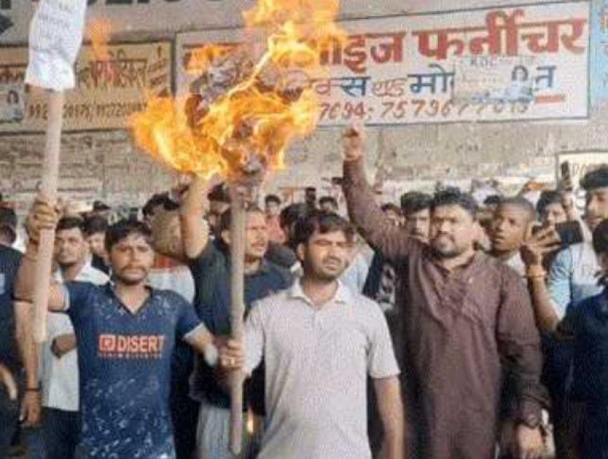 अकबरा में महाराणा प्रताप का बोर्ड उखाड़ने पर क्षत्रिय समाज ने की सड़क जाम, पुलिस का पुतला फूंका