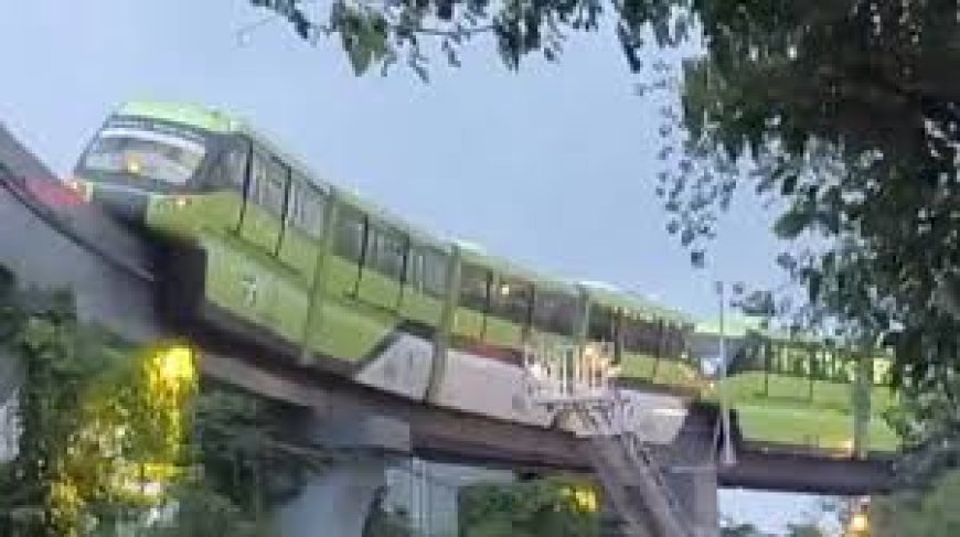 मुंबई में भारी बारिश, मोनो रेल फंसी, क्रेन से निकाले गए यात्री, कई इलाकों में बिजली बंद