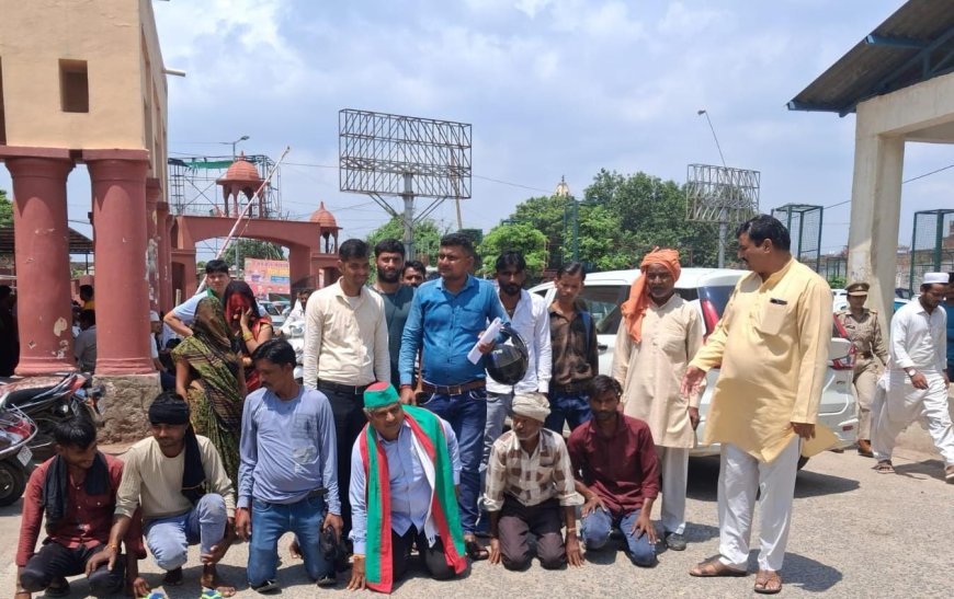 आगरा में घुटनों के बल चलकर डीएम कार्यालय पहुंचे किरावली नगर पंचायत कर्मी,  बहाली की गुहार