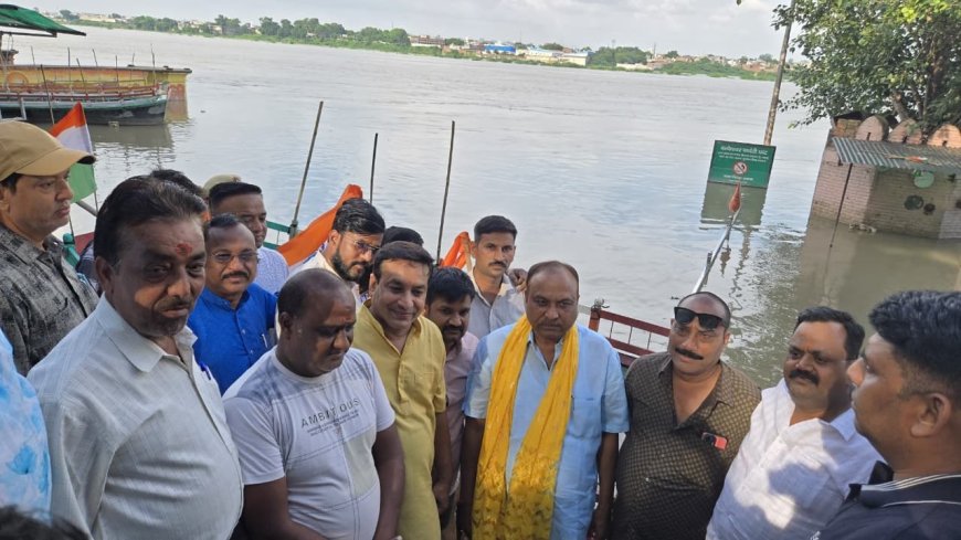यमुना की संभावित बाढ़ को देखते हुए सांसद नवीन जैन ने प्रभावित क्षेत्रों का दौरा किया