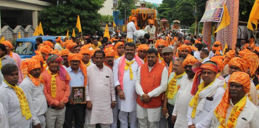 आगरा में श्रद्धा और एकता का प्रतीक बनी लव–कुश शोभायात्रा, पुष्पवर्षा से गूंजा पूरा क्षेत्र