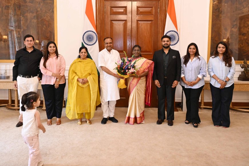 राज्यसभा सांसद नवीन जैन ने परिवार सहित राष्ट्रपति द्रौपदी मुर्मु से की शिष्टाचार भेंट