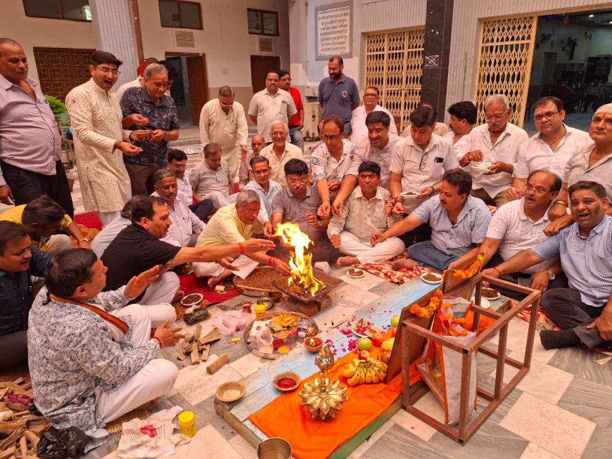 आगरा व्यापार मंडल ने रक्तदान शिविर के लिए किया हवन, कल बनेगा रक्तदान का रिकॊर्ड