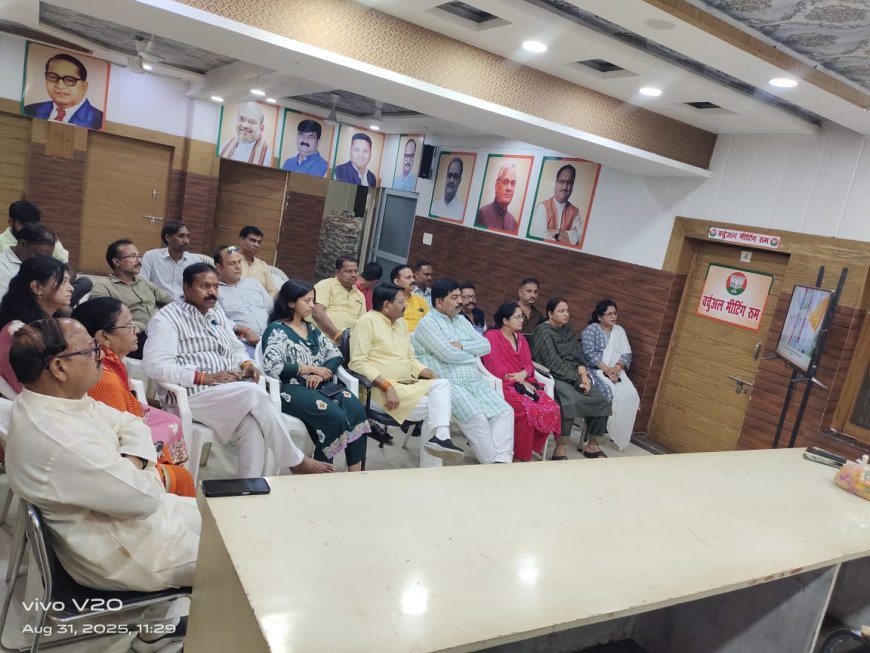 मन की बात: पीएम मोदी ने किया स्वदेशी का आह्वान, आगरा में कार्यकर्ताओं ने बूथों पर सुना संदेश