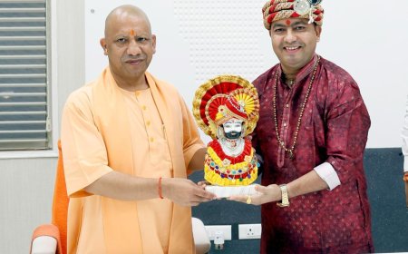 मनौना धाम के महंत ओमेंद्र मिले सीएम योगी से, धाम के विकास और प्राण-प्रतिष्ठा पर हुई चर्चा