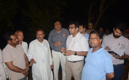 यमुना किनारे बाढ़ की स्थिति का डीएम ने देर शाम लिया जायजा, विधायक भी रहे साथ