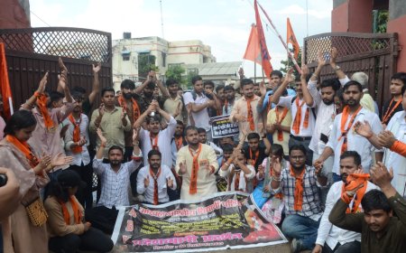 आगरा में एबीवीपी कार्यकर्ताओं का बाराबंकी मुद्दे पर प्रदर्शन, कलेक्ट्रेट घेराव, एमजी रोड जाम