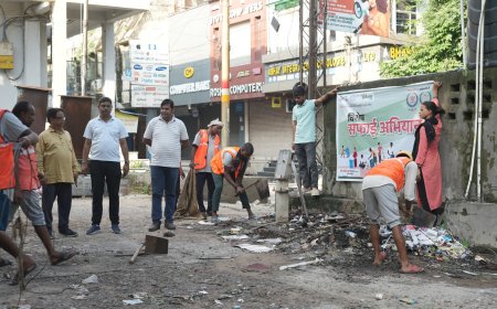 संजय प्लेस में दूसरे दिन भी सफाई अभियानः निगम और कारोबारियों की साझेदारी उठा मलबा
