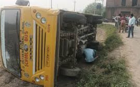 लखनऊ में बेकाबू रोडवेज बस पलटी, चार की मौत, कई घायल