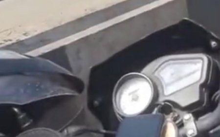 आगरा में जवाहर पुल से युवक ने लगाई यमुना में छलांग, सामान छोड़ गया, गोताखोर तलाश में जुटे