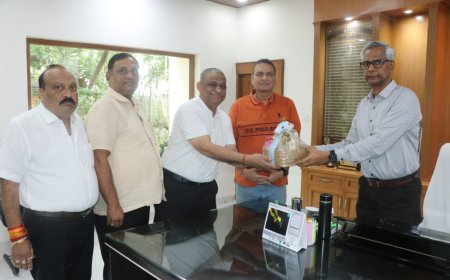 ताज संरक्षित क्षेत्र में उद्योगों पर लगी बंदिशें हटाने की चैंबर ने उठाई मांग, मंडलायुक्त से मिले