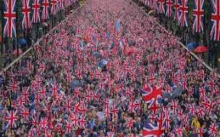 ब्रिटेन में प्रवासी विरोधी प्रदर्शन, लंदन की सड़कों पर उतरे एक लाख से ज्यादा लोग